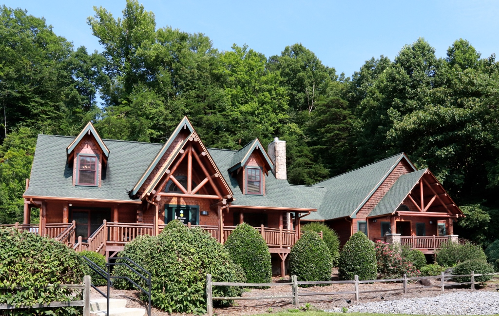Exterior view of Erlanger Western Carolina Hospital urgent care center